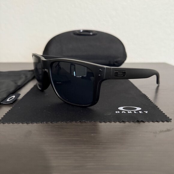 OO9102 Oakley Holbrook Black Matte - Picture 2 of 8